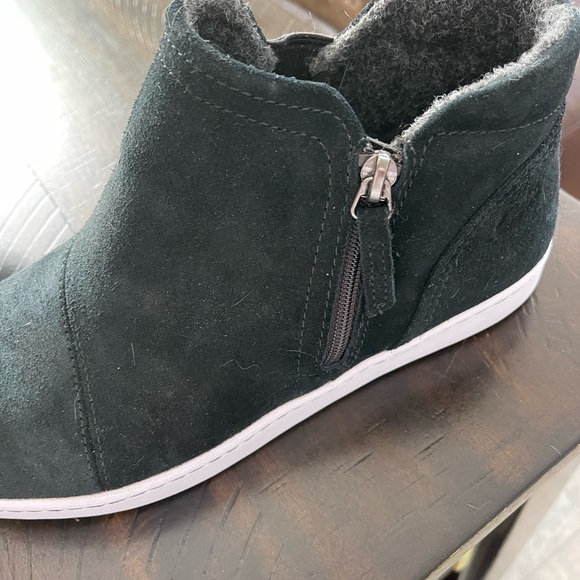 NWT Clark’s side zip booties. Size 9 wide. - Picture 2 of 5